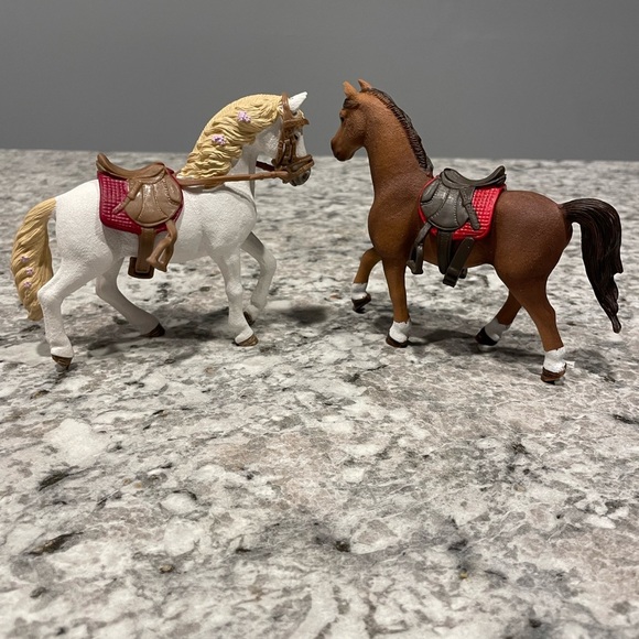 Schleich Cayenne and Blossom equestrian play horse set with saddles - Picture 1 of 8